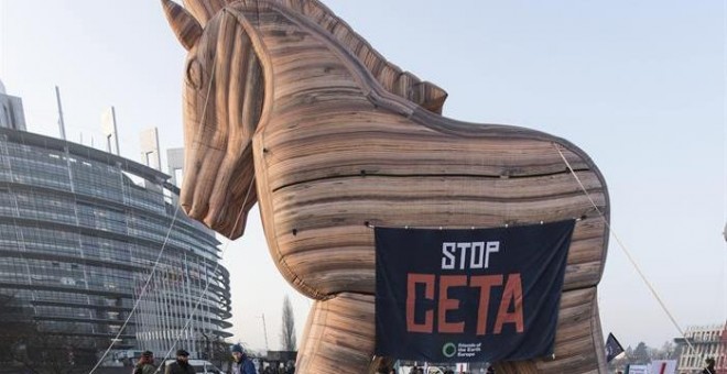 Un caballo de Troya hinchable colocado delante del Parlamento Europeo, en Estrasburgo (Francia) durante una protesta contra el tratado de libre comercio e inversión de la Unión Europea con Canadá (CETA). EFE