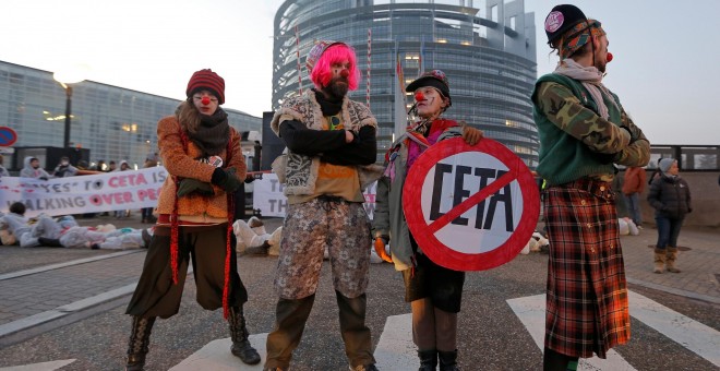 Un manifestante en contra del CETA disfrazado de payaso en Estrasburgo, Francia. / REUTERS