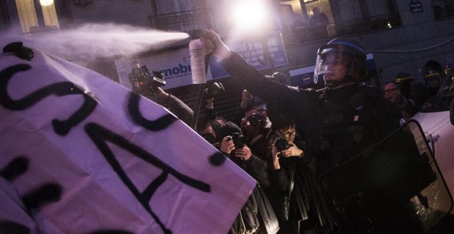 Un policía usa gas lacrimógeno durante una manifestación en solidaridad con Théo y contra la violencia policial en París. - EFE