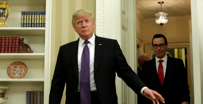 El presidente de los Estados Unidos, Donald Trump entra en el Despacho Oval de la Casa Blanca seguido de su secretario de Tesoro Steve Mnuchin en Washington, EEUU / REUTERS