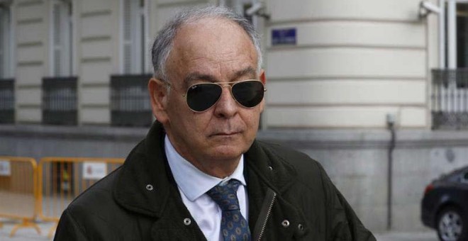 El ex número dos de la Policía Eugenio Pino, a su salida de la Audiencia Nacional, donde prestó declaración ante juez José de la Mata. | SERGIO BARRENECHEA (EFE)