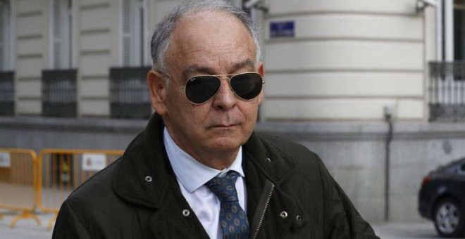 El ex número dos de la Policía Eugenio Pino, a su salida de la Audiencia Nacional, donde prestó declaración ante juez José de la Mata. | SERGIO BARRENECHEA (EFE)