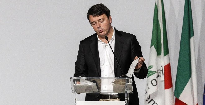 El expresidente italiano Mateo Renzi, durante la rueda de prensa en la que ha informado de su dimisión como secretario general del PD. EFE