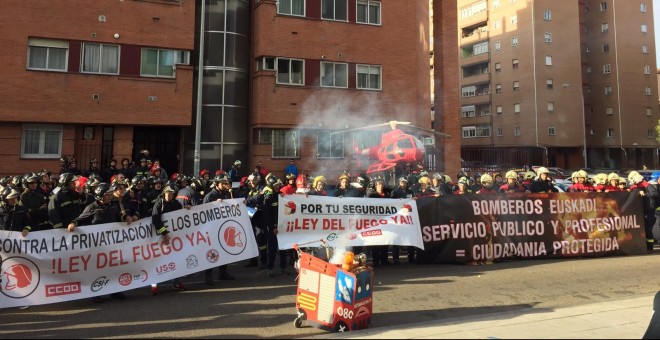 Manifestación de colectivos de bomberos contra la privatizació