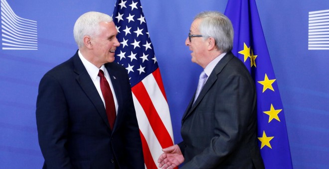 El vicepresidente de EEUU, Mike Pence, junto al presidente de la Comisión Europea, Jean-Claude Juncker. - REUTERS