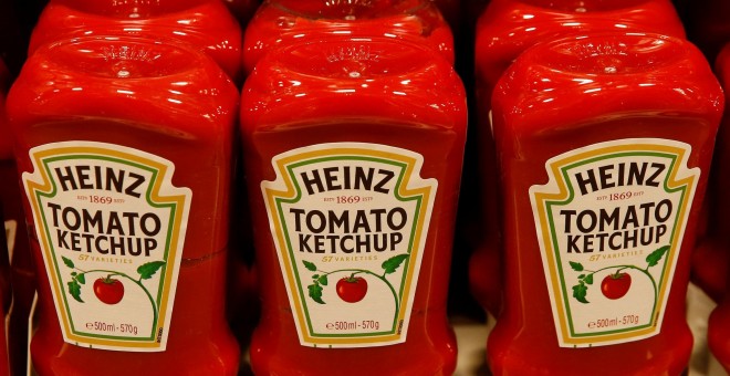 Botes de ketchup Heinz en un supermercado en la localidad suiza de Zumikon. REUTERS/Arnd Wiegmann