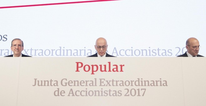 El vicepresidente del Banco Popular, Roberto Higuera (c), junto al secretario del Consejo, Francisco Aparicio (i) y el consejero delegado, Pedro Larena (d), durantela junta extraordinaria de accionistas del banco. EFE/Mariscal