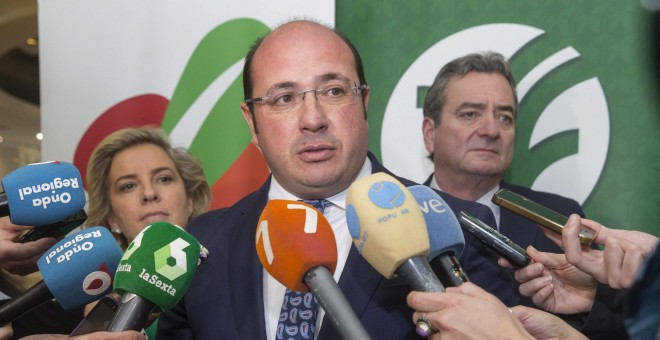 El presidente de la Región de Murcia, Pedro Antonio Sánchez, acompañado por la consejera de Agricultura, Adela Martínez Cachá, y el presidente de Apoexpa, Joaquín Gómez, atiende a la prensa. EFE/Marcial Guillén