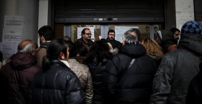 Decenas de personas hacen cola para solicitar ayudas en la Dirección de Bienestar Social y Salud del Municipio de Atenas. REUTERS / Alkis Konstantinidis