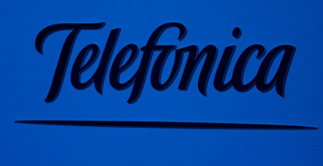 El logo de Telefónica  en un cartel durante su última junta de accionistas en Madrid. REUTERS/Sergio Perez