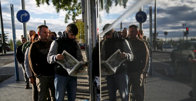 Varios desempleados hacen cola en una oficina del Servicio Público de Empleo de la Comunidad de Madrid. REUTERS/Andrea Comas