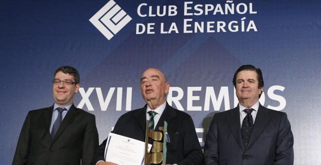 José Lladó Fernández-Urrutia (c), propietario de Técnicas Reunidas, acompañado por el ministro de Energía, Álvaro Nadal (i) y el presidente del Club Español de la Energía y de Endesa, Borja Prado (d), tras ser galardonado con el Premio Energía y Sociedad,