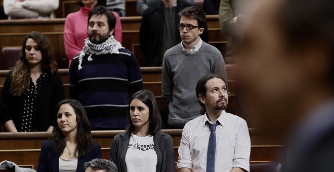 Los diputados de Podemos (en la imagen Pablo Iglesias, Irene Montero, Ione Belarra, ïñigo Errejon, Rafael Mayoral, y Noelia Vera) permanecen de pie sin aplaudir tras el discurso ofrecido en el Congreso de los Diputados por el presidente de Argentina, Maur