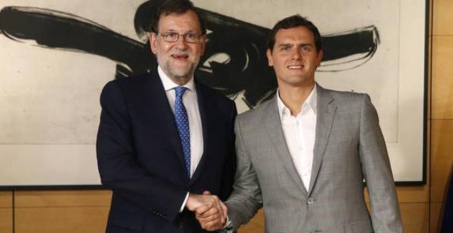 El presidente del Gobierno y del PP, Mariano Rajoy, y el líder de Ciudadanos, Albert Rivera, tras una de sus reuniones del pacto de investidura. Archivo EFE