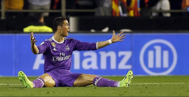 Cristiano Ronaldo se lamenta en el suelo. | EFE