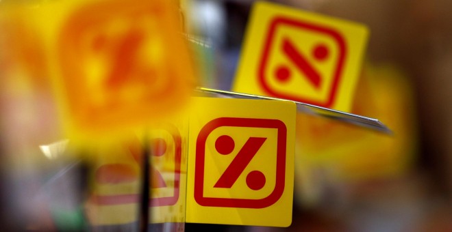Logo de DIA en uno de sus supermercados en la localidad madrileña de Las Rozas. REUTERS/Sergio Perez