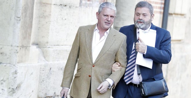El 'número dos' de la trama Gürtel, Pablo Crespo y su abogado Miguel Durán, entrando a la Audiencia Nacional. EFE