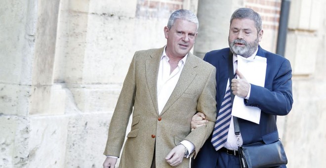 El 'número dos' de la trama Gürtel, Pablo Crespo y su abogado Miguel Durán, entrando a la Audiencia Nacional. EFE