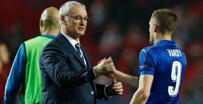 Claudio Ranieri saluda al delantero James Vardy tras el final del partido ante el Sevilla en la Champions./REUTERS