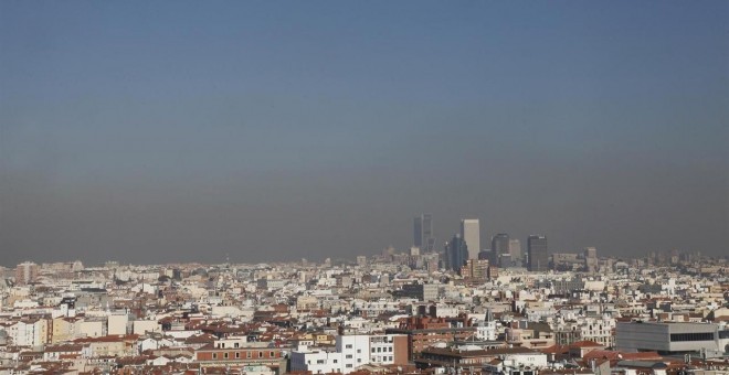 Una nube de contaminación se cierne sobre Madrid. EUROPA PRESS