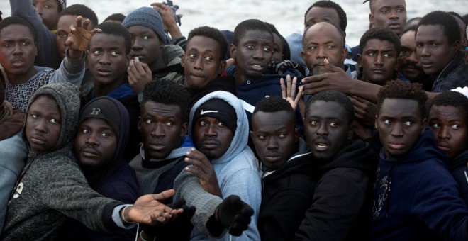 Migrantes subsaharianos arriesgando su vida tratan de cruzar el Mediterráneo. REUTERS/Giorgos Moutafis