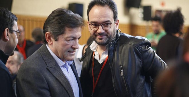 El presidente de la gestora socialista, Javier Fernández, y el portavoz del PSOE en el Congreso, Antonio Hernando.- EFE