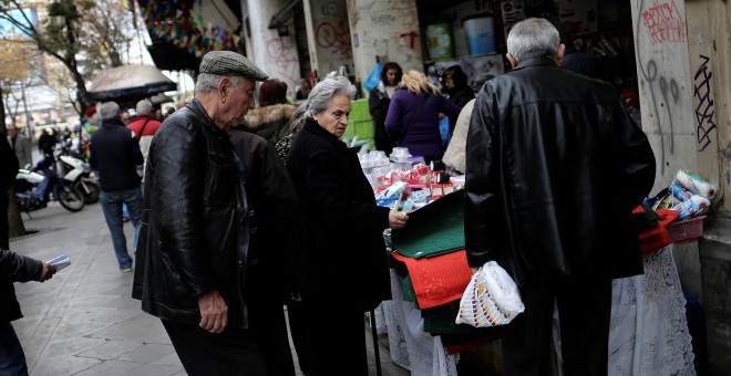 Varias personas comprando en la zona comercial de Atenas. 2017. REUTERS/Alkis Konstantinidis
