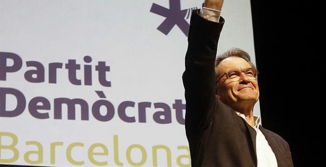 El expresidente catalán Artur Mas saluda al público a su llegada al acto de presentación del PDeCAT, celebrado este sábado en Barcelona.- EFE/Marta Pérez