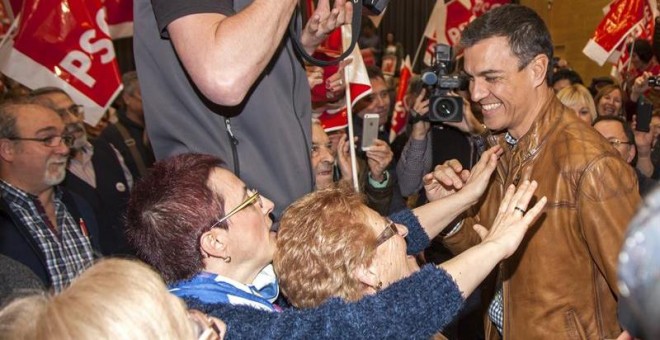 El exsecretario general del PSOE Pedro Sánchez a su llegada al acto público celebrado en Aldeanuedeva de Ebro (La Rioja), al que han asistido más de seiscientos militantes y simpatizantes. EFE/Fernando Díaz