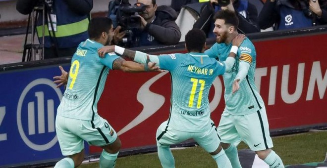 Los jugadores del Baça celebran el gol de la victoria, anotado por Leo Messi.- EFE