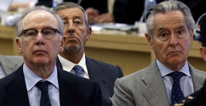 El expresidente de Caja Madrid, Miguel Blesa, y su sucesor y luego presidente de Bankia, Rodrigo Rato, en el banquillo de los acusados durante el juicio por las tarjetas black. REUTERS/Chema Moya