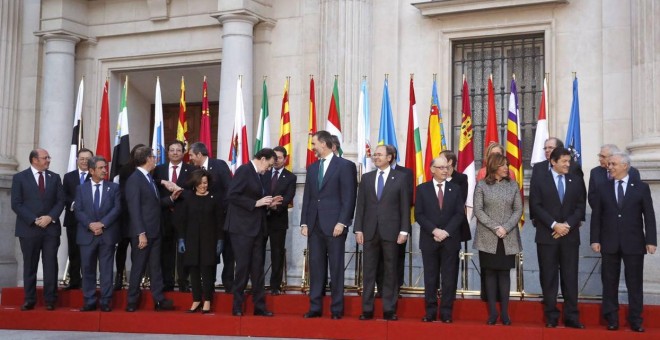 El rey Felipe VI con el presidente del Gobierno, Mariano Rajoy, el ministro de Hacienda, Cristóbal Montoro, y los jefes de Ejecutivos autonómicos asistentes a la VI Conferencia de Presidentes en el Senado, el pasado enero. EFE