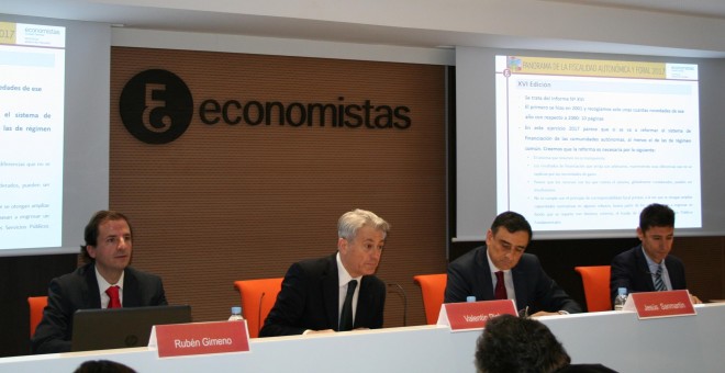 El presidente del Consejo General de Colegios de Economistas, Valentí Pich, en el centro, junto a los responsables del REAF, autores del estudio sobre fiscalidad autonómica.