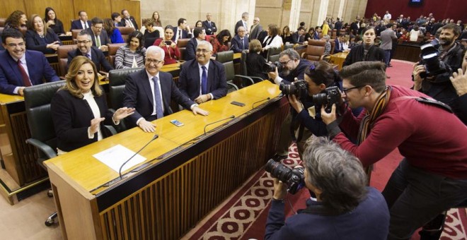 La presidenta de la Junta de Andalucía, Susana Díaz, posa para los fotógrafos en el Parlamento, que ha celebrado un pleno institucional con motivo del Día de la comunidad autónoma. EFE/Pepo Herrera