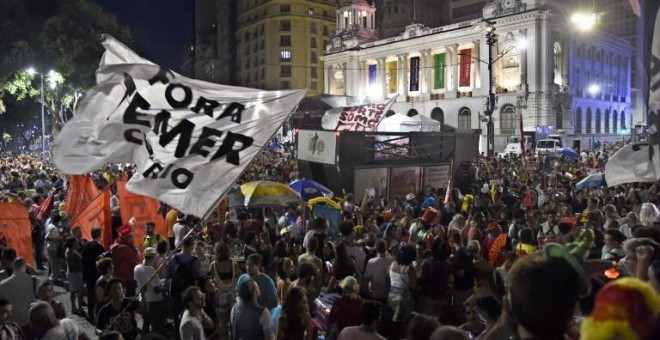 El grupo de grupo de carnaval 'Fora Temer' desfilarán en Cinelandia, en el centro de Río de Janeiro. AFP/Joao Paulo Engelbrecht