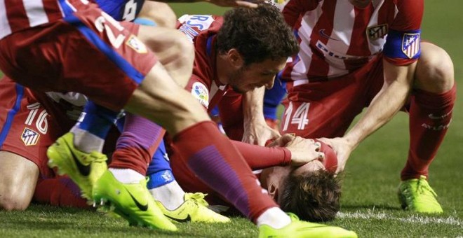 Los compañeros de Torres se lanzaron a atender al jugador tras el choque. - EFE