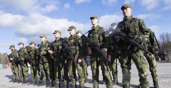 Jóvenes reclutas durante una inspección del regimiento en Enkoping, Suecia. | FREDRIK SANDBERG (EFE)