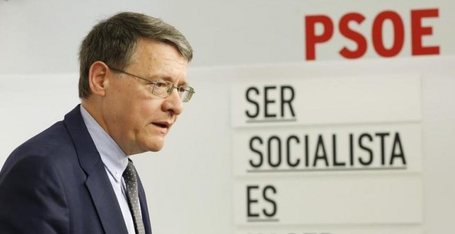 El exministro Jordi Sevilla, en una rueda de prensa en la sede del PSOE.