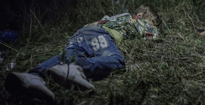El reportero sueco Magnus Wennmann se dedicó en los últimos tiempos a retratar dónde duermen los niños refugiados. Aquí podéis ver alguno de sus trabajos: