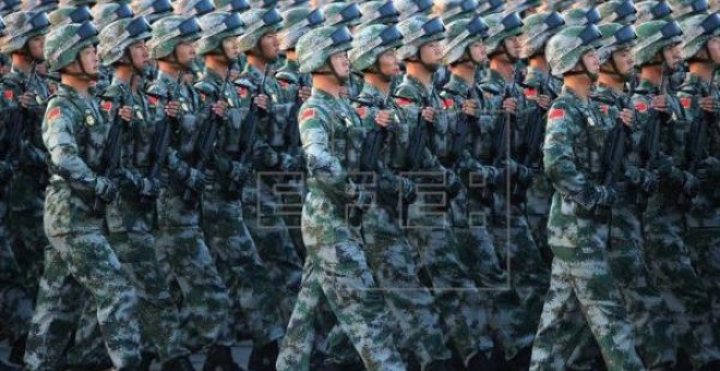 Soldados del Ejército Chino desfilando en la plaza de Tiananmen en Beijin./EFE