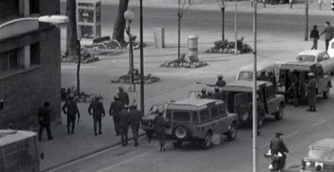 La policía, antes de disparar a los manifestantes en Vitoria.