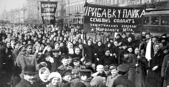 Manifestación contra la guerra. Obreras de la fábrica de Putilov, Petrogrado, 2 de febrero de 1917.