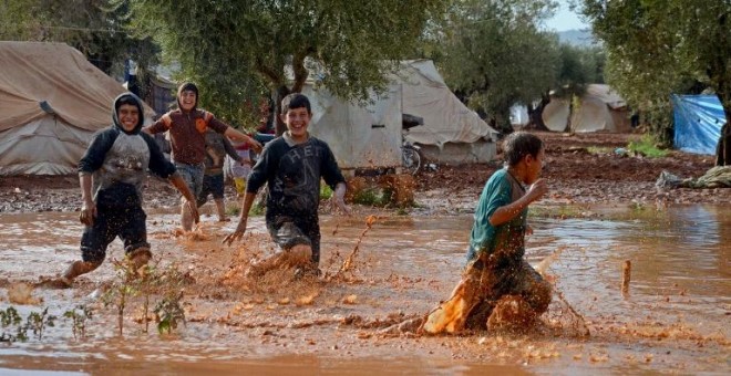 Varios niños juegan en un campamento de desplazados cercano a Azaz. en la frontera entre Siria y Turquía. - AFP
