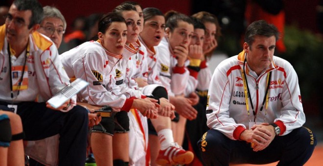 Jorge Dueñas, durante un partido de la selección española femenina de balonmano.