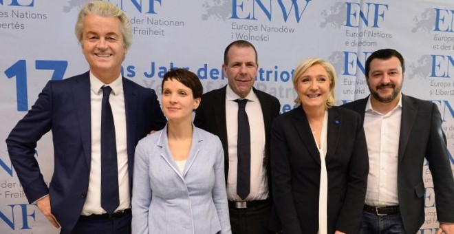 Geert Wilders, Frauke Petry, Harald Vilimsky, Marine Le Pen y Matteo Salvini, durante una rueda de prensa tras la reunión de Coblenza. - AFP