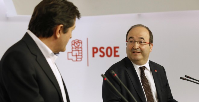 El presidente de la Comisión Gestora del PSOE, Javier Fernández, y el primer secretario del PSC, Miquel Iceta, durante la rueda de prensa que ofrecieron tras la firma del protocolo de relaciones entre ambas formaciones políticas.EFE/Sergio Barrenechea