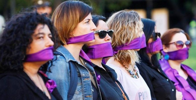 Mujeres participan en la manifestación Todas en Silencio hoy, miércoles 8 de marzo 2017, frente al Palacio de Gobierno La Moneda, durante la conmemoración del Día Internacional de la Mujer, en Santiago (Chile). EFE/Esteban Garay