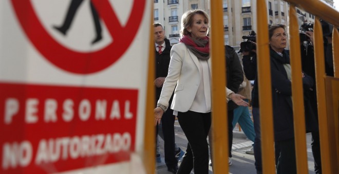 La portavoz del PP en el Ayuntamiento de Madrid, Esperanza Aguirre, durante la visita que realizó a las obras del carril bici en una calle de Madrid.EFE/Javier Lizón