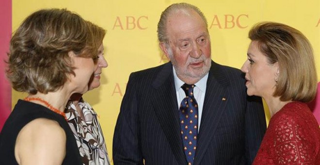 El rey Juan Carlos conversa con la ministra de Defensa, María Dolores de Cospedal, y otras ministras en la entrega de un premio taurino. | JUANJO MARTÍN (EFE)