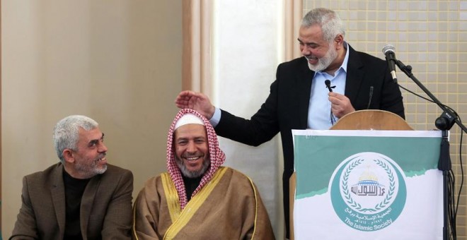 El nuevo líder de Hamás en la franja de Gaza, Yahya Sinwar (izquierda), con el homber fuerte de la organización, Ismail Hanniya (der), en la inauguración de una mezquita en la ciudad de Rafa. AFP / Said Khatib